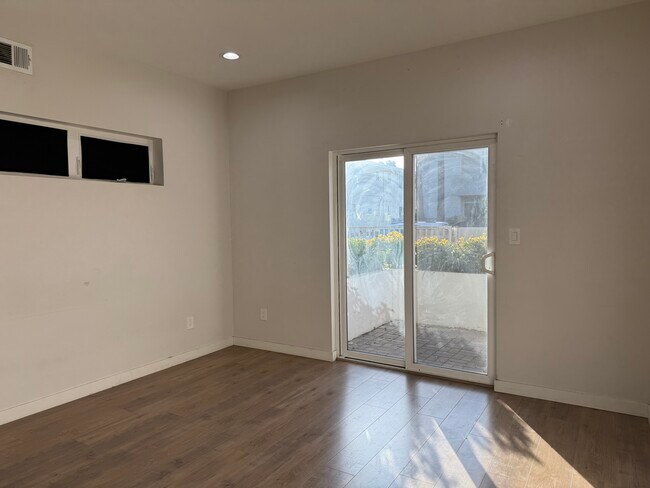 Foto del edificio - 5124 Denny Ave