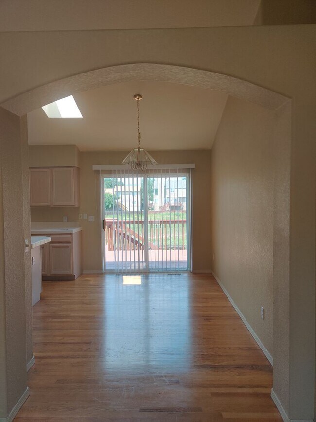 Foto del edificio - Beautiful 4 Bedroom Ranch Style Home Avail...
