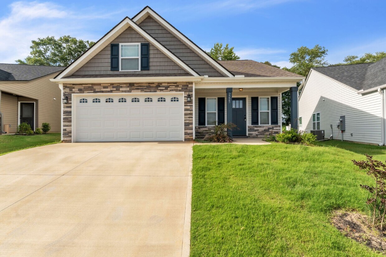 Foto principal - Modern 3-Bedroom Home with Granite Counter...
