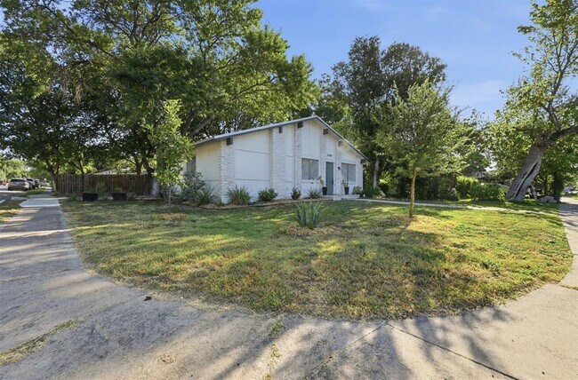 Foto del edificio - 2208 Deadwood Dr