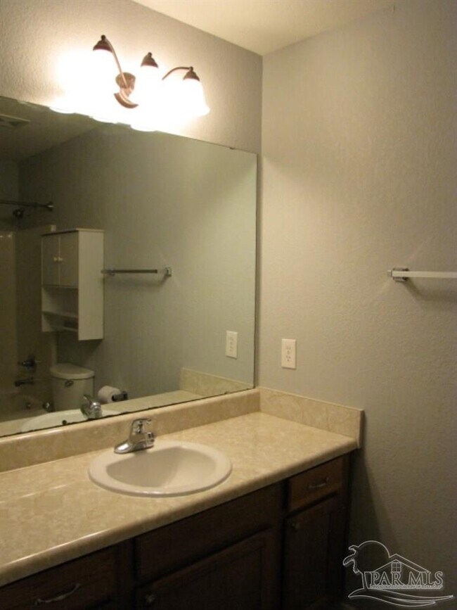Foto del edificio - 8428 Walnut Ave