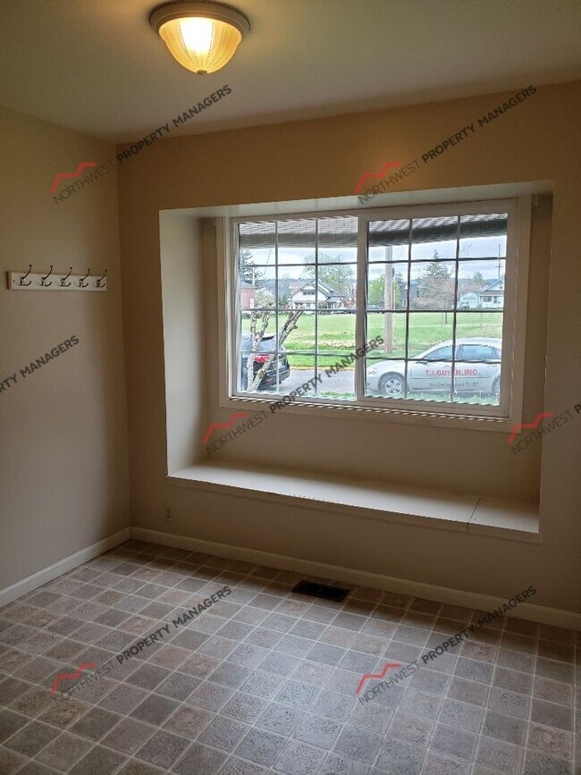 Foto del edificio - STATUS: AVAILABLE | R122 | $1895
