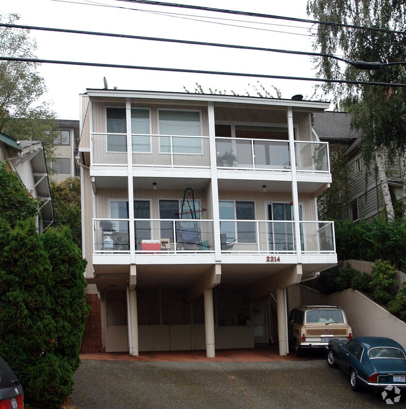 Building Photo - 2214 14th Ave W