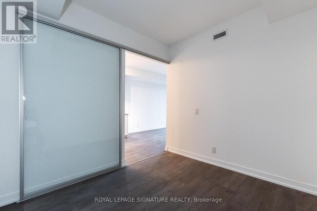 Building Photo - 270 Dufferin St