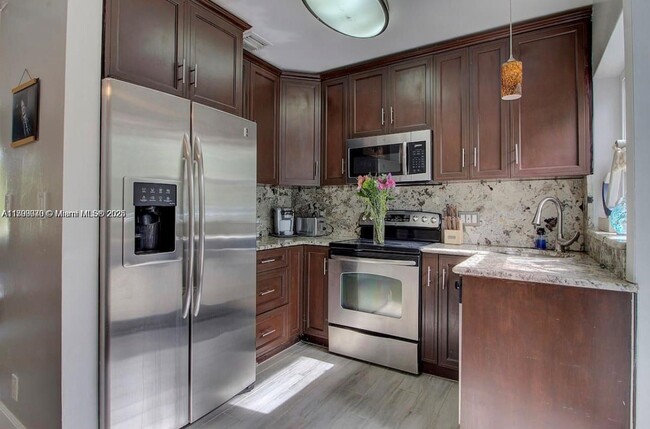 Building Photo - 320 SW 11th Ct