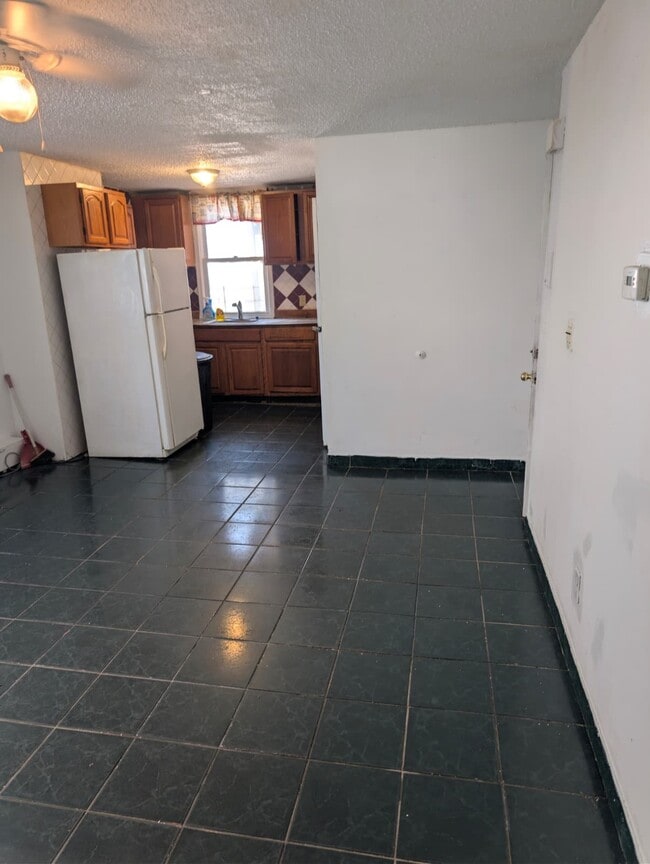 Building Photo - 76 Grove Ave