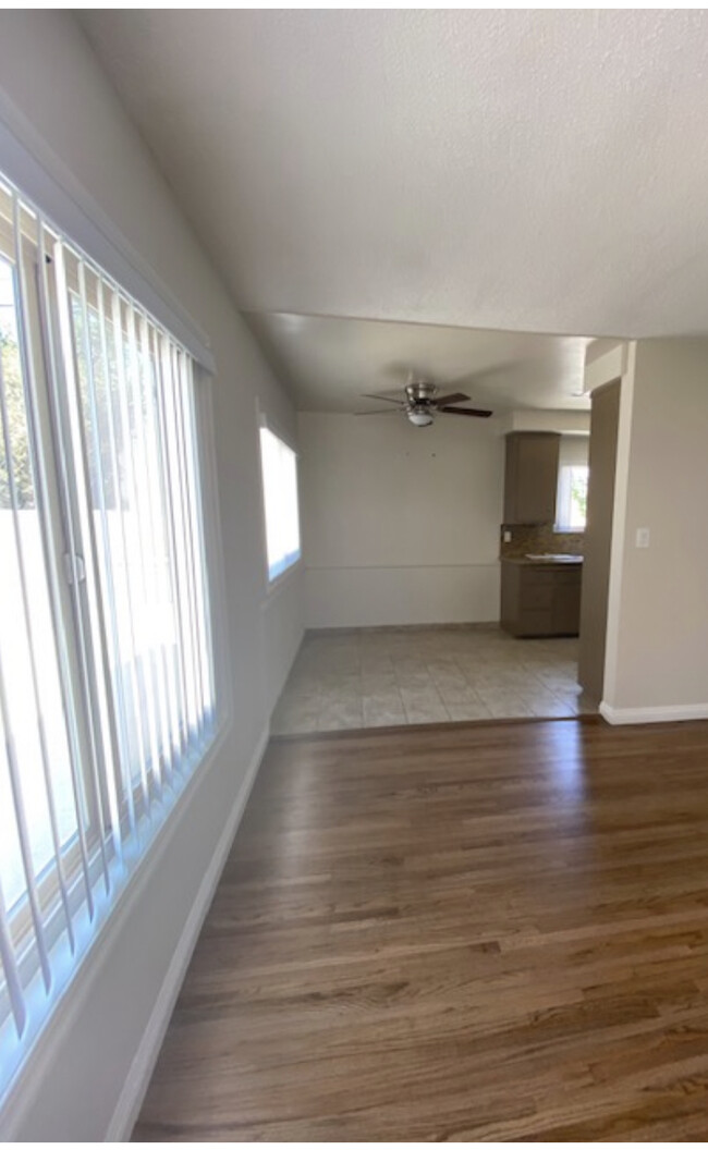 Dining space - 25214 Loytan St