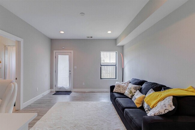 Building Photo - 3810 Leeland St