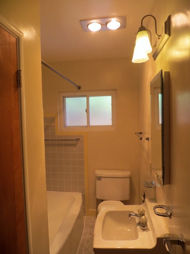 Building Photo - 462 Waverley St