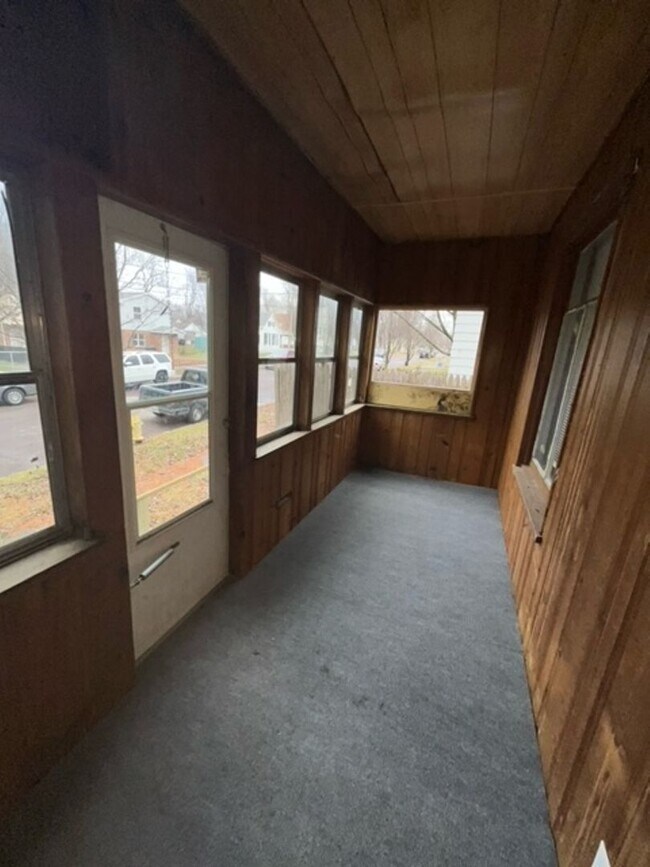 Building Photo - Welcome to this charming 4-bedroom, 1-bath...