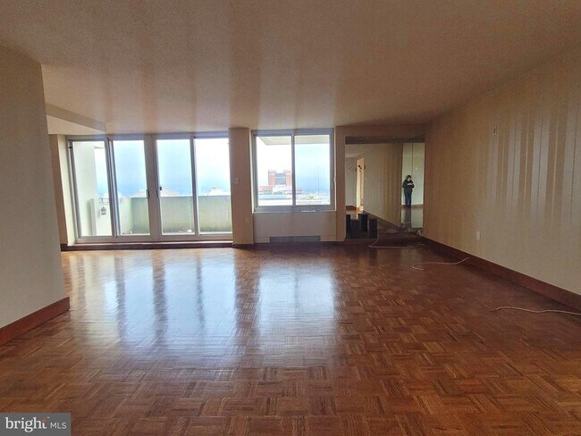 Building Photo - 604-36 S Washington Square