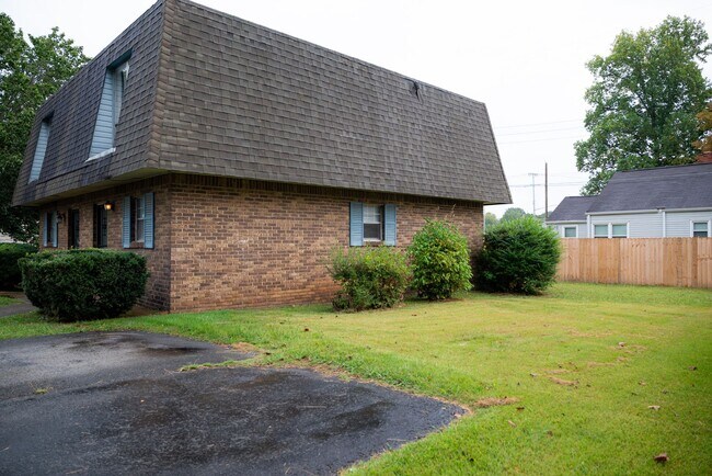 Building Photo - Centrally located between downtown and East Brainerd - 2 bed, 1.5 bath, Duplex!