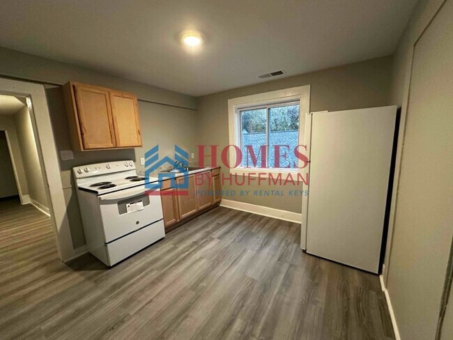 Building Photo - Two Bedroom Upstairs Duplex | Move in Ready