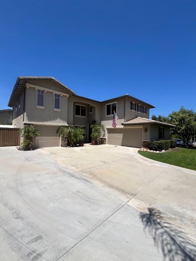Building Photo - Beautifully Updated 5-Bedroom Home with Ci...