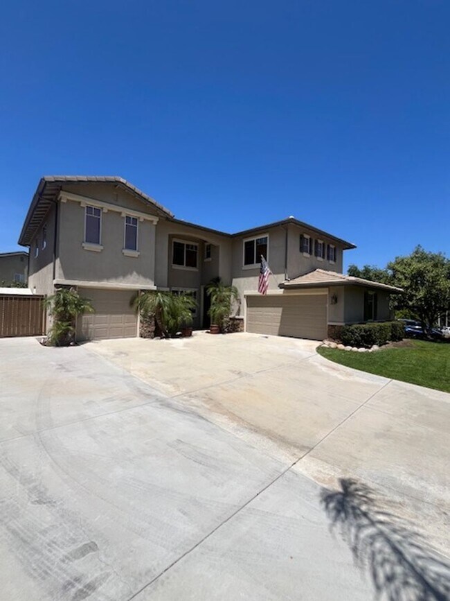 Foto del edificio - Beautifully Updated 5-Bedroom Home with City Views in Prime Corona Location