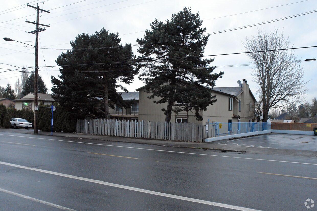 Building Photo - 8139 N Fessenden St