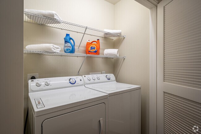 2BR, 2BA - 1287SF - 2900 West Dallas