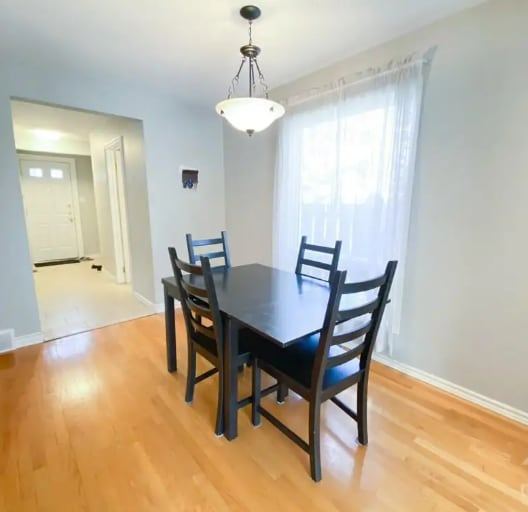 Building Photo - Spacious End-Unit Townhome with Private Backyard in Prime Location
