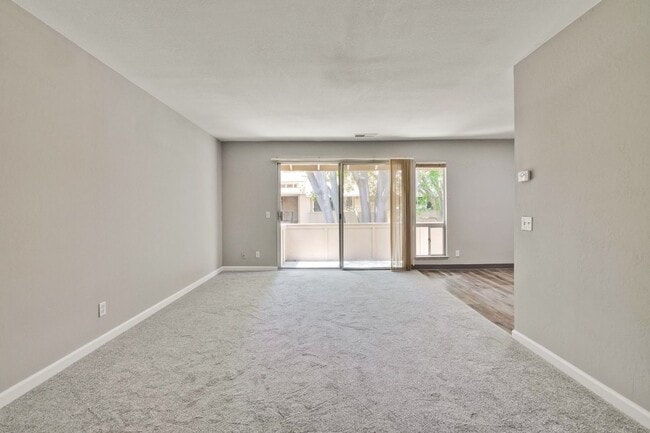 Foto del edificio - Wonderfully Remodeled 2 Bed, 1 Bath Condo w/ In Unit Laundry