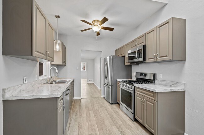 Foto del edificio - PRICE REDUCED on this Recently Renovated 3 Bed/1 Bath Home in Troy Hill