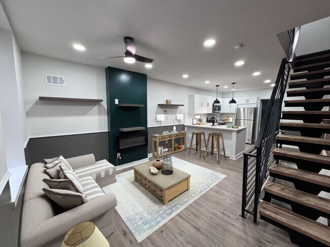 Building Photo - Stunning 2-Bedroom Townhome Just Outside B...