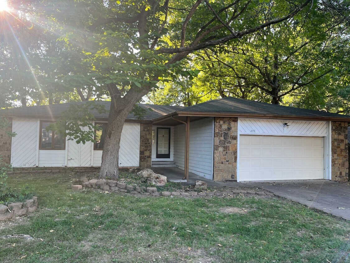 Foto principal - Spacious 4-Bedroom Home with Bonus Room