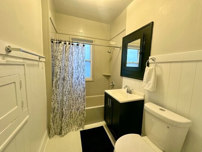 Building Photo - 830-832 W Nash St. (Duplex)