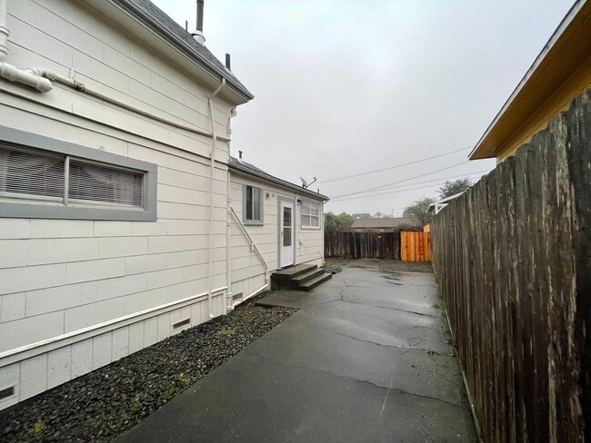 Building Photo - 2015 B St