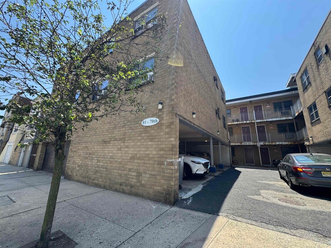 Foto principal - 81 70th St