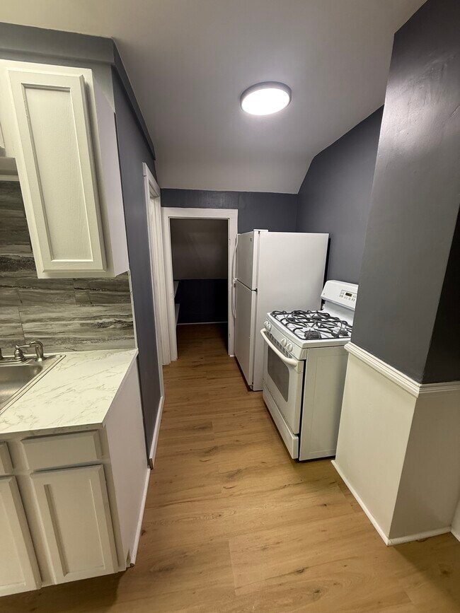 Foto del edificio - 447 Emerald Ave NE
