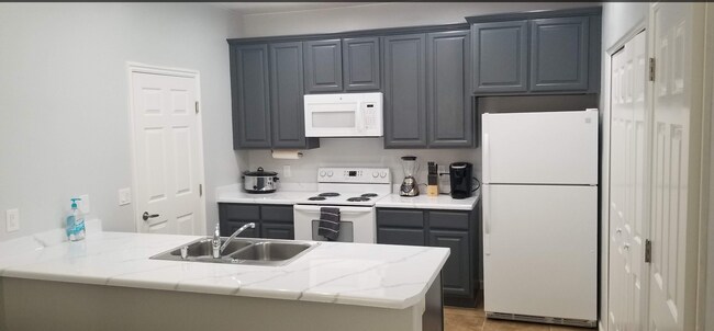 Building Photo - Springs Condo w/ Two Car Garage!