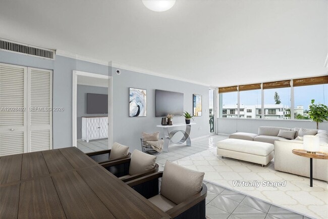 Foto del edificio - 8233 Harding Ave