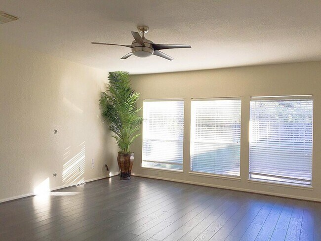 Foto del edificio - 17503 Sunny Trail Ln