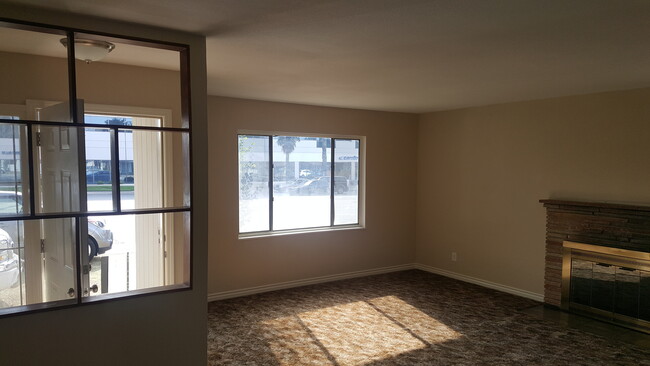 Building Photo - FOR RENT - 2BR & 1BA Duplex. Fenced Yard, ...