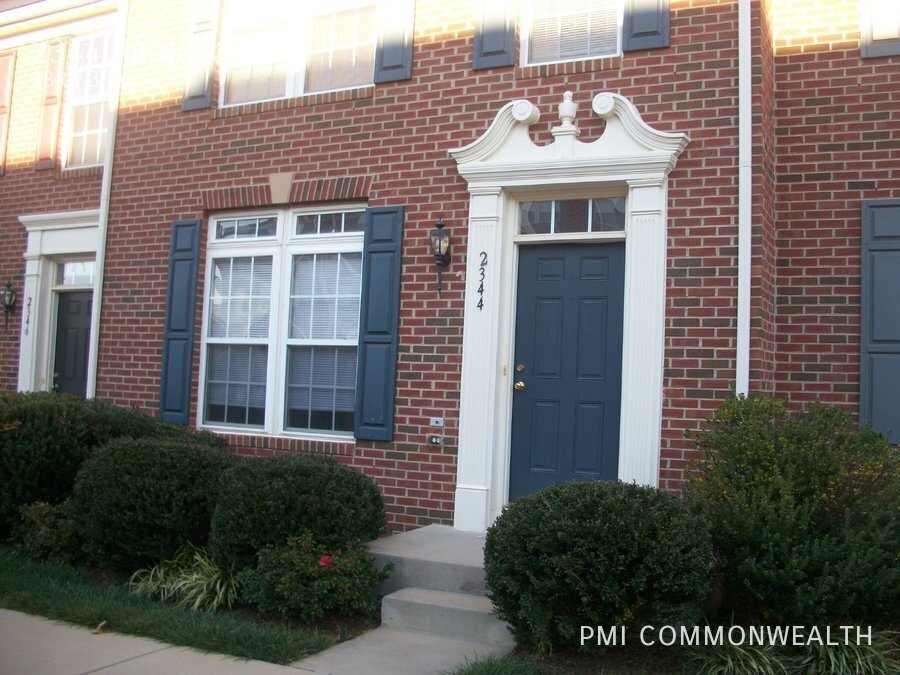 Foto principal - 3 Bed / 2.5 Bath Townhouse (Available 2/24...