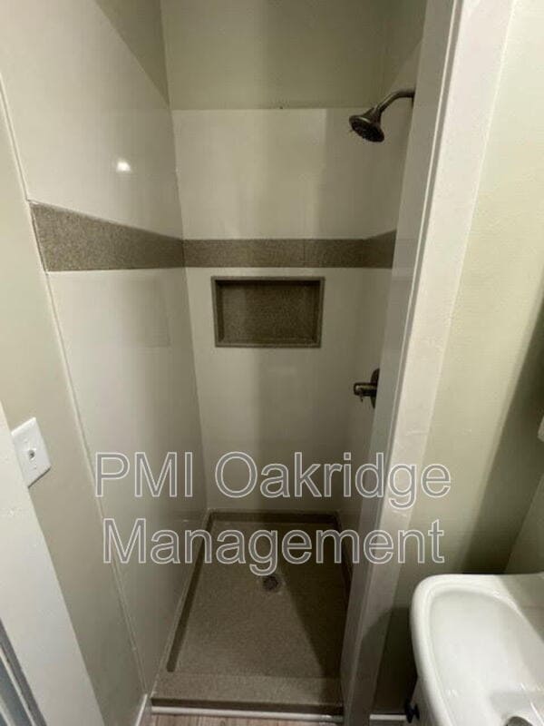 Foto del edificio - 104 W 1st St