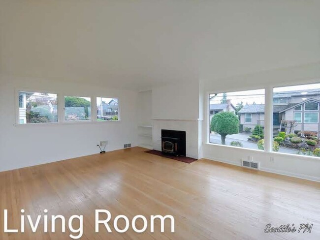 Building Photo - Stunning Water Views Home in Coveted Richm...