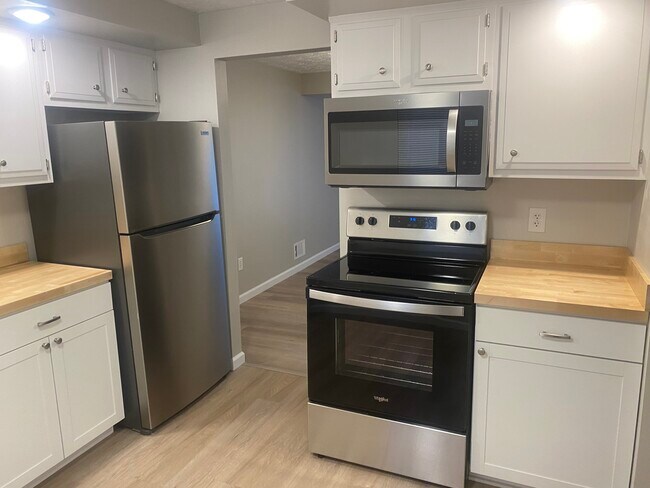 Building Photo - 74 Willowick Dr