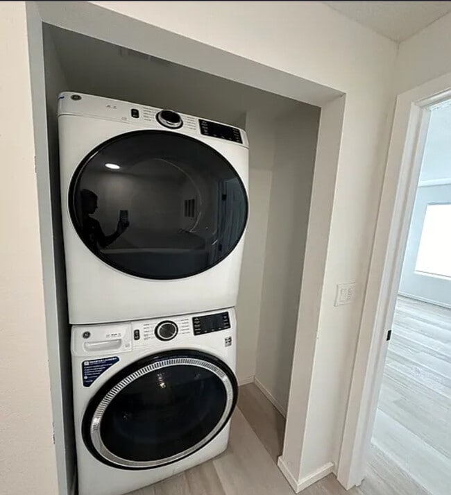 Building Photo - 7943 SW 17th Ave