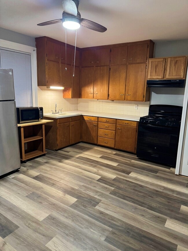 Building Photo - 318 W Hurlbut Ave