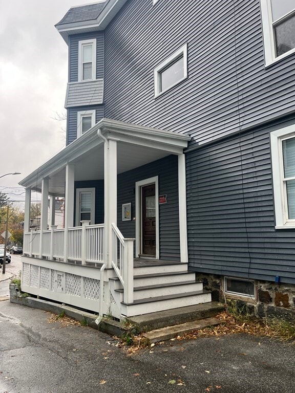 Building Photo - 17 Corwin St