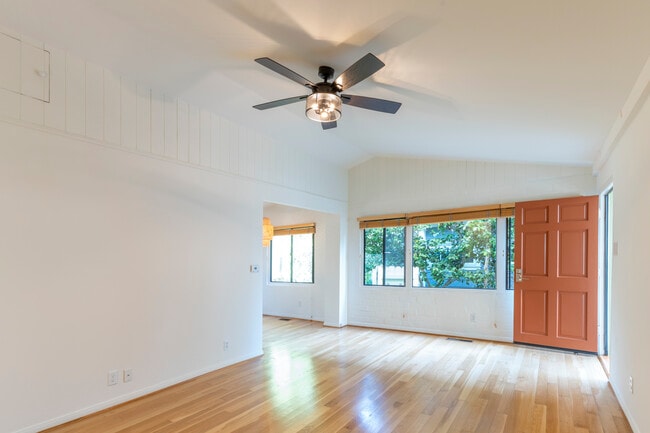 Building Photo - 868 Radcliffe Ave