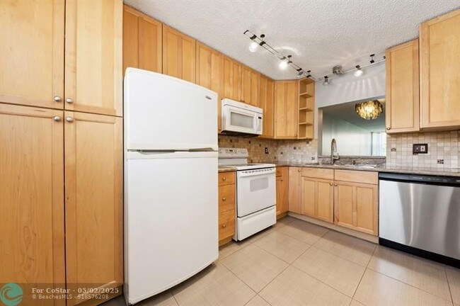 Building Photo - 2885 SW 22nd Ave