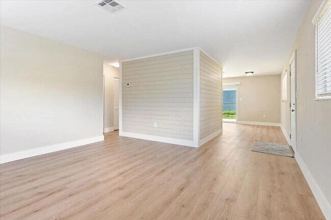 Foto del edificio - 9265 Bloomfield Dr