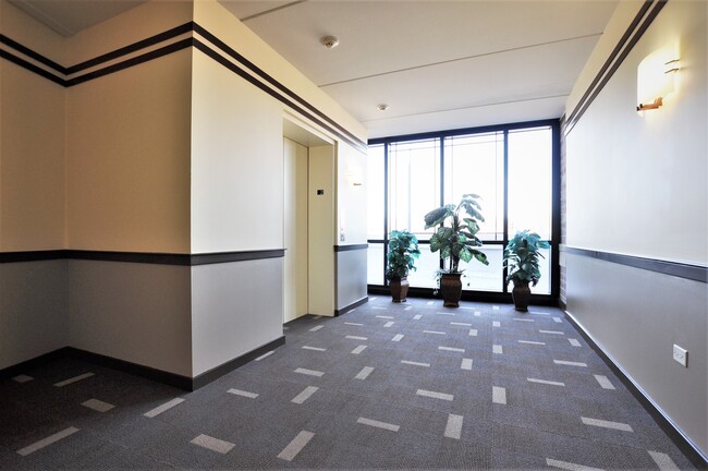 Building Photo - 5588 N Lincoln Ave
