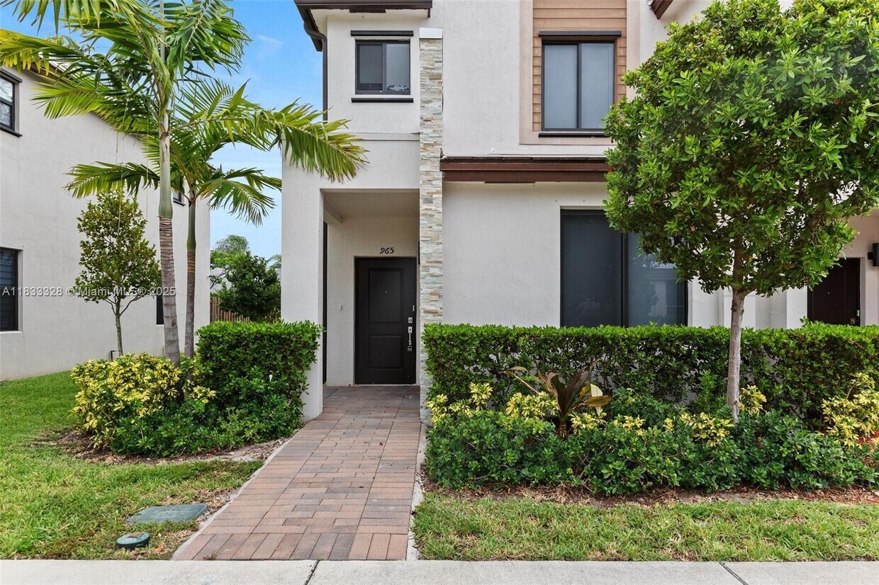 Foto principal - 965 NE 211th St