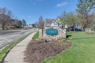 Building Photo - 902 Wendover Ct