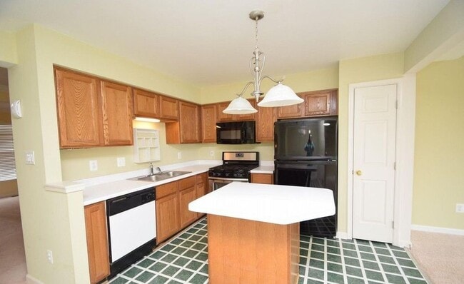 Building Photo - Beautiful Townehome - Lees Hill Community