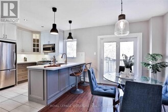 Building Photo - 372 Roehampton Ave