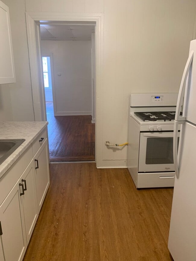 Building Photo - Available Now!! 2nd Floor Near Penn Market...